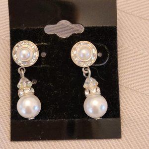 Perfect pearl earrings, brand new